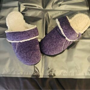 Isotoner Purple Slippers with White Trim
Size 8.5 to 9.
NWOT never worn.